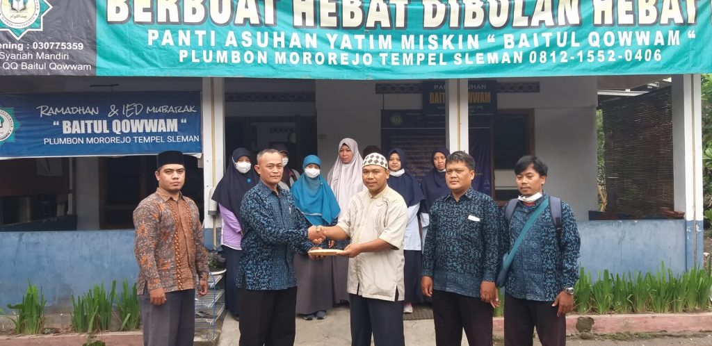 Totok Agus Wartoyo SE selaku pimpinanmenyerahkan bantuan kepada Ketua Panitia pembangunan pant iAris E Purwanto